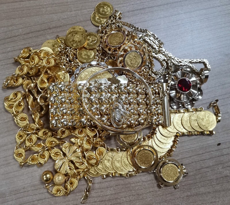 Pampers pelene pune zlata vrednog više od dva miliona, oduzet nakit i automobil