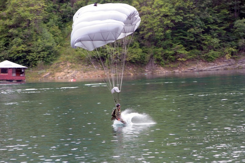 Завојско језеро: После 30 година 63. падобранска бригада је извела скок на воду