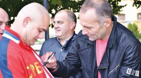 Легендарни фудбалери потписивали дресове у Нишком затвору