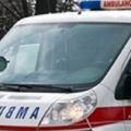 Возача санитета ударио камион док је стајао поред возила – и даље животно угрожен
