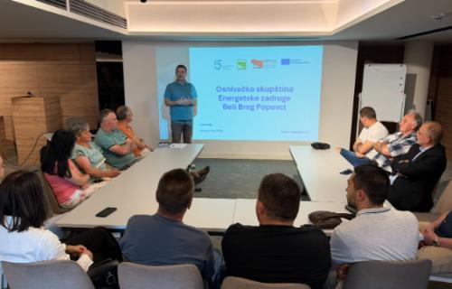 Meštani zaseoka Popovci u selu Beli Breg kod Vranja osnovali su Energetsku zadrugu „Beli Breg Popovci“, jedan od prvih primera organizovane građanske proizvodnje električne energije u ruralnim sredinama Srbije. U selu kod Vranja meštani osnovali energetsku zadrugu i sami kreću u proizvodnju struje