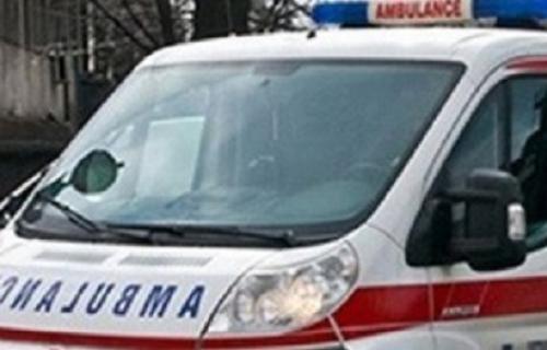 Возача санитета ударио камион док је стајао поред возила – и даље животно угрожен