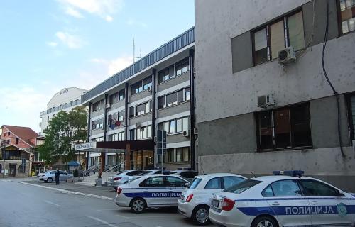 Двадесетшестогодишњи младић погинуо је јуче на сеоском путу у селу Чукљеник код Лесковца када се на њега преврнуо трактор. Погинуо младић на сеоском путу када се преврнуо трактор