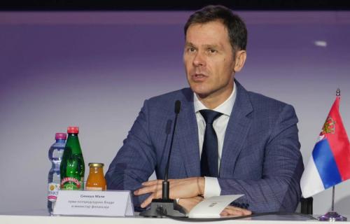 Акционарски фонд, из којег власт у Србији намерава да исплати помоћ грађанима, има 27,5 милијарди динара готовине „на штедњи“ и још 492 милиона динара на текућим рачунима. Паре за "помоћ грађанима" из Акционарског фонда - уместо Динкићевих 1000 стиже Вучићевих 50 евра