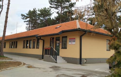 U toku noći i danas pre podne u Opštoj bolnici primljeno je na bolničko lečenje četrnaestoro dece zbog trovanja salmonelom i preduzeta je odgovarajuća terapija. Četrnaestoro dece na lečenju u Opštoj bolnici zbog trovanja salmonelom
