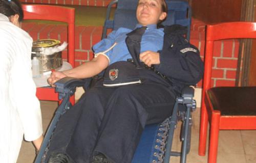 Policajci u akciji davanja krvi