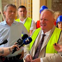 Ministar Glišić i gradonačelnik Leskovca Cvetanović obišli radove na rekonstruciji Dečjeg dispanzera