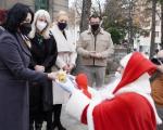 Deda Mraz u pratnji vilenjaka predao gradonačelnici 1.000 želja građana Niša