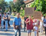 Stanari Kovanlučke poručili sa protesta, "Izgradite trotoar da deca mogu bezbedno do škole"