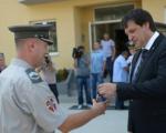 Министар Гашић уручује кључеве од станова припадницима војске и полиције