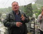 PRES konferencija na groblju: Gradonačelnik Leskovca ne prestaje da iznenađuje!