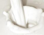 Влада повећава највишу малопродајну цену млека – максимално 129 динара, ипак пракса показује дугачије