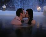 Lukovska banja: Pogledajte poljubac na snegu u bazenu