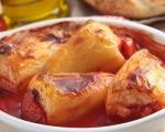 Stari recepti juga Srbije: Prve punjene paprike sa mesom, zapečene u paradajz sosu