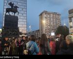 Građani Niša na Trgu kralja Milana odaju počast žrtvama u Beogradu
