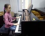 Svetlost u tami: Mala Petra boji život muzikom