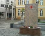Кренули да сруше албански споменик, ухапшени у Нишу!