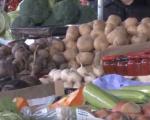 Tezge na pijaci pune sezonskog voća, povrća i zimnice, ajvar najskuplji (VIDEO)