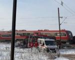 Воз преполовио аутобус код Ниша, петоро погинулих, десет се бори за живот, 30 повређених