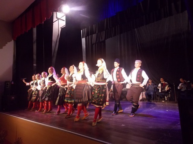 Publika uživala u narodnoj pesmi i igri ansambla "Abrašević"
