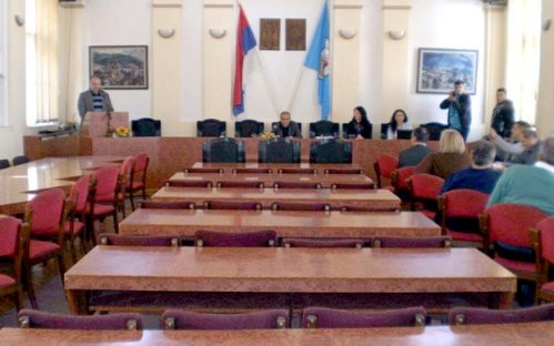 Празна сала локалног парламента у Алексинцу