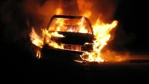 Ниш: Рано јутрос изгорео аутомобил у насељу "Железничка колонија"