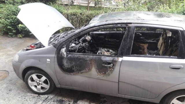 Алексиначком активисти и сараднику новинских портала запаљен ауто