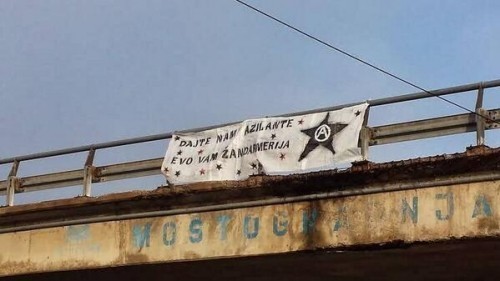 Policija uklonila transparent protiv Žandarmerije u Nišu