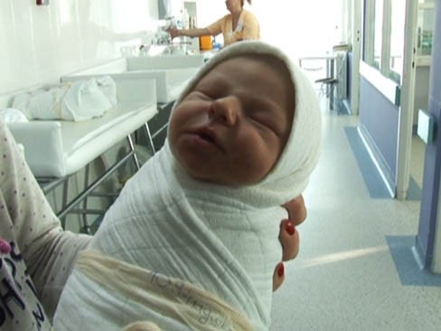 Градоначелник са 500 евра даривао прве бебе