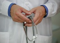 Lekarska komora traži da se lekarima ne smanjuju plate