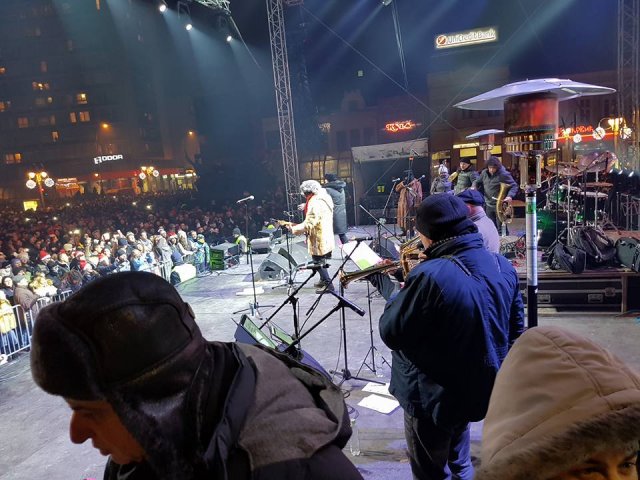 U Nišu na minus 7 stepeni, više od 20.000 ljudi pevalo zajedno sa "Dugmićima"