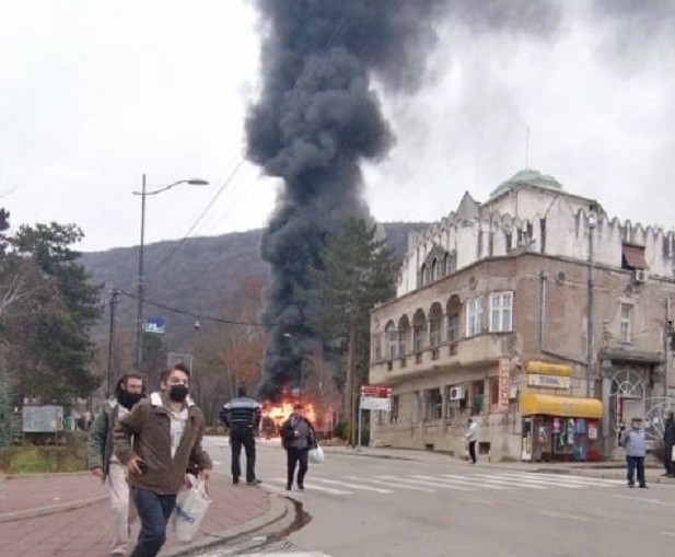Изгорео градски аутобус на окретници у Нишкој Бањи