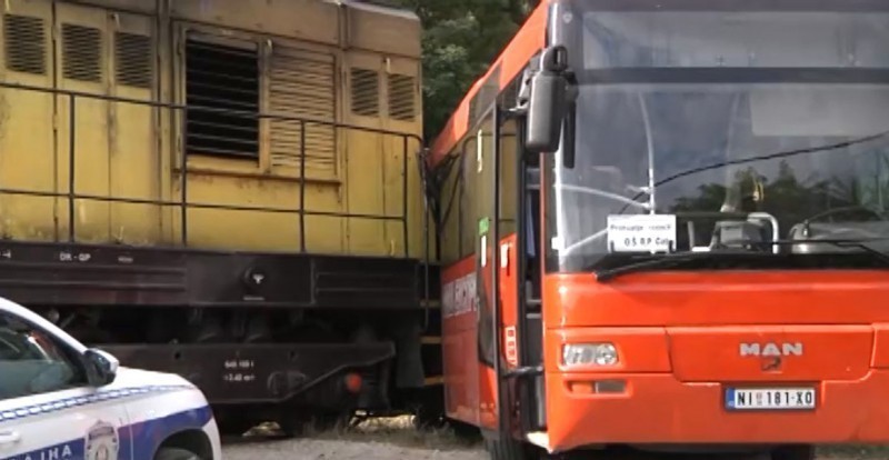 Судар воза и аутобуса који углавном превози школарце у прокупачком насељу Драгања, нема повређених