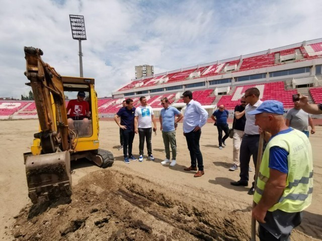 Реконструкција терена на стадиону "Чаир"
