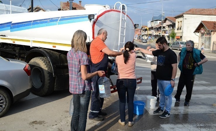 Проблем водоснабдевања у Прокупљу након поплава - цистерне са водом у деловима града
