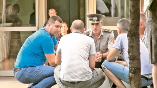 Мајор Младеновић у време протеста испред зграде Министарства одбране Фото: Фонет