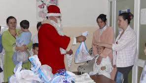 Роми поделили пакетиће деци у болници