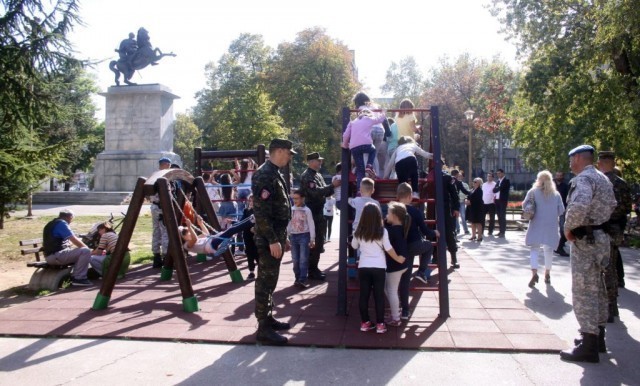 Novi mobilijar, za bezbednu igru dece na Trgu kralja Aleksandra