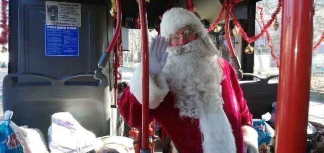 Деда Мраз из градског аутобуса