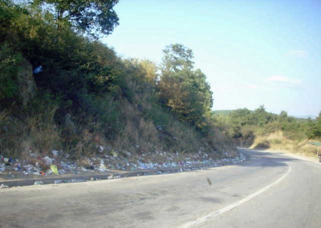 Na Merdaru gomila otpada pored puta: Albanci izbace smeće iz auta pre nego što uđu na Kosovo