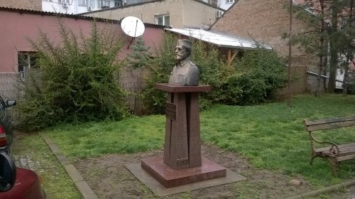 Споменик Дражи Михајловићу испред седишта ГрО СПО у Нишу, Фото: Јужна Србија