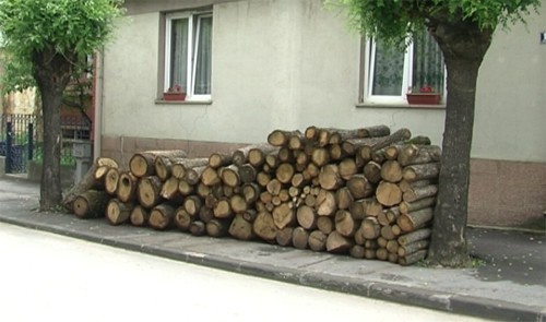 Vranje: Kazna za drva na trotoaru do 10.000 dinara