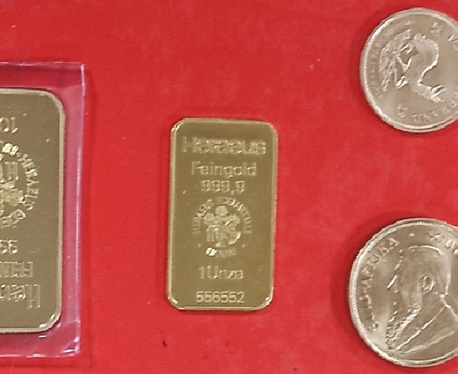 Zlatne pločice i dukati vrednosti više od milion dinara „slučajno“ u džepu sakoa