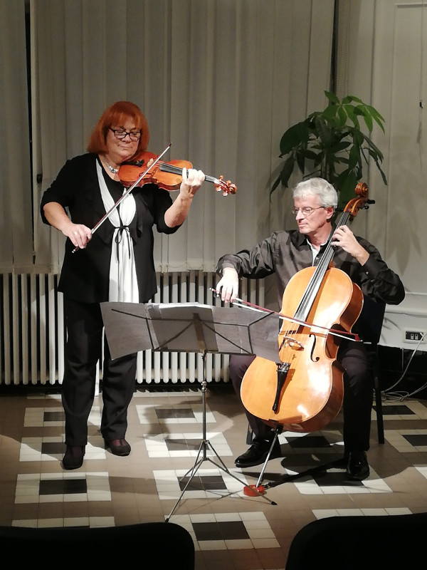Koncert umetničke muzike za duo violina-violončelo u NKC-u