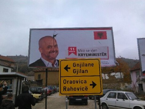 Инцидент у Прешеву: Тинејџер гађао мастилом Рамин билборд