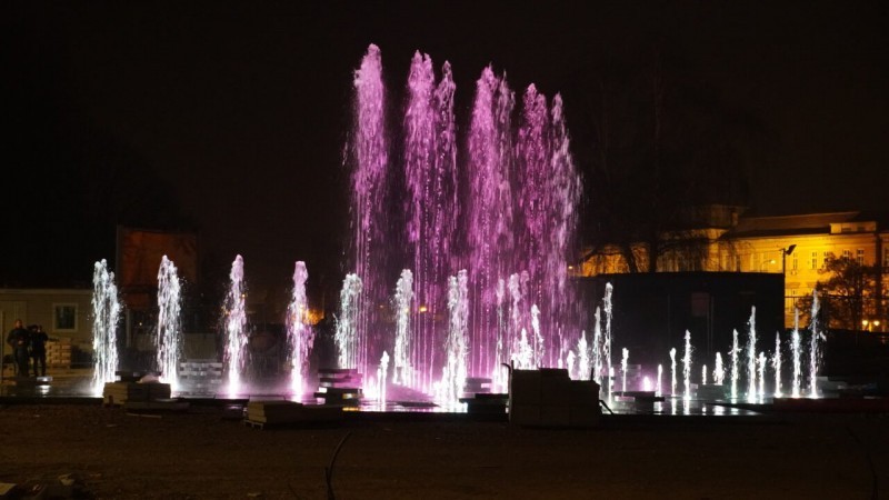 Нова фонтана у Нишу обасјана ноћним светлом (ФОТО)