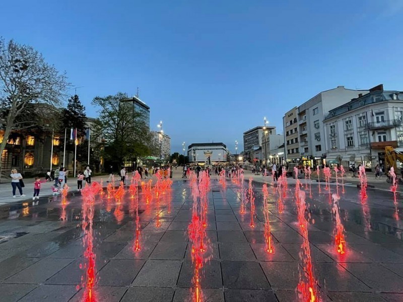 Празнична светла на новој фонтани у Нишу пред Васкрс (ФОТО)