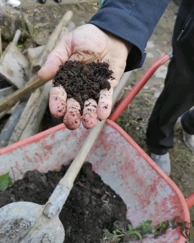 За 10 произвођача у општини Бабушница обезбеђени су компостери у којима они одлажу органски отпад
