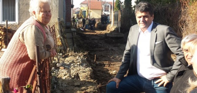 Мештани Фрушкогорске улице у Нишу након 45 година добијају асфалт