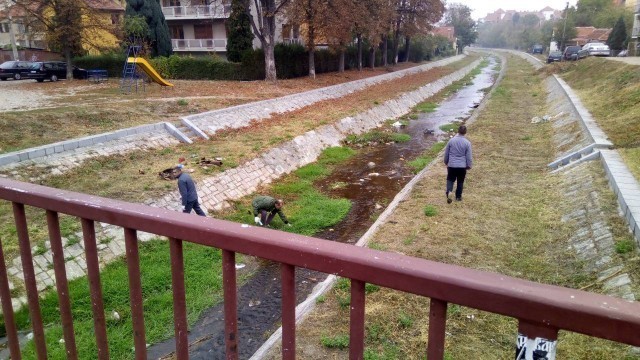 Zaštita od poplava: Kažnjenici i radnici Mediane čistili Gabrovačku reku u organizaciji najveće gradske opštine